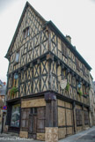 <center>Maison à pans de bois de la rue Bourbonnoux. </center>Colombages en croix de st André d'une maison qui fut édifiée après l'incendie de 1487, et qui a toujours appartenu à des commerçants, des patissiers depuis le XVI. Mais les trois flutes de son enseigne, sont des instruments de musique...