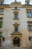 <center>Hôtel Lallemant. </center> La famille Lallemant, originaire d'Allemagne, s'établit à Bourges vers le XIII. Jean Lallemant commença la construction de cet hôtel vers 1490. Il fut terminé par ces deux fils , prénommés tous les deux Jean. Entrée de la cour basse. La travée centrale est classique, inspirée de l'architecture gréco-romaine. les coquilles au-dessus des fenetres sont le symbole de la première connaissance, début du XVI.