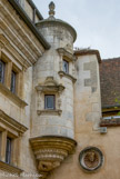 <center>Hôtel Lallemant. </center> La cour haute ou cour d'honneur. Le décor renaissance est concentré autour des baies et sur les tourelles : la finesse de cette ornementation permet de supposer l'intervention d'un artiste italien.