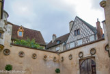 <center>Hôtel Lallemant. </center> La cour haute, avec l'ancienne entrée principale. Médaillons en terre cuite, ramenés d'Italie par Jean III qui devient en 1515 grand argentier de Louis XII. Normalement, ils étaient pour le chateau de Blois.