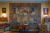 <center>Hôtel Lallemant. </center> La salle à manger. Les tapisseries ornant les murs valorisent le thème agreste. Le carré central est du XVI et la bordure du XVII. Elles accompagnent des portraits du XVIIe siècle et du mobilier de la même époque. Bureau Mazarin à 8 pattes.