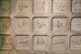<center>Hôtel Lallemant. </center> Les trois caissons à droite du plafond de la chapelle :  l'oiseau posé sur le crâne symbolise la phase de la mort nécessaire avant la 