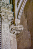 <center>Hôtel Lallemant. </center> Palier vouté  d'ogives dont les retombées sont décorées de moines en train de prier et de lire.