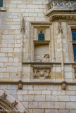 <center>Palais Jacques Coeur. </center> Les deux personnages qui sont situés de part et d'autre de la statue équestre sont, pour les uns, une servante et un servant de Jacques Cœur qui attendent leur maître, pour d'autres, c'est Jacques Cœur lui-même qui s'est représenté avec son épouse.
