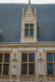 <center>Palais Jacques Coeur. </center> Lucarne en pierre, avec les armes du roi.