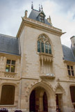 <center>Palais Jacques Coeur. </center> Pavillon d'entrée, surmonté d'une chapelle. Cette formule avait déjà été utilisée par les maîtres d'œuvre du duc Jean à Mehun-sur-Yèvre.