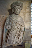 <center>Palais Jacques Coeur. </center> SAINT ROCH (Statue en pierre du XVl ème)
Attributs Deux clés, bubon de peste
Vie et légende. Né à Montpellier fils de marchand il se fait ermite. Il fait de nombreux pèlerinages. L'un de ceux-ci le mène à Rome. Sur le chemin du retour, il est atteint de la peste. Il se retire au fond d'un bois, un chien lui apporte chaque jour du pain, un ange vient le soigner. De retour à Montpellier, son oncle le dénonce comme espion. Selon certaines légendes il mourut en Ma rtyr en prison.