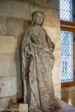 <center>Palais Jacques Coeur. </center> SAINTE SOLANGE (Statue en pierre du XV ème)
Attributs Palme du martyr, chapelet
Vie et légende. Solange naquit aux environs de Bourges. Elle guérissait les malades. La jeune bergère occupait son temps à prier. Un jour, un riche seigneur voulut la séduire, par ses avances d'abord, puis par ses menaces, devant le refus de Solange, le jeune homme transforme son amour en haine et la décapite.
La légende relate que Solange prit sa tete dans ses mains et la porta jusqu'à l'église Saint Martin du Crot dans le Berry.