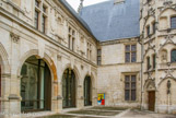 <center>Hôtel des échevins (Musée Estève) </center> Construit à la fin du 15° en prenant appui sur la muraille gallo-romaine de Bourges. Un corps de logis rectangulaire comprend au rez-de-chaussée la grande salle équipée d'une cheminée monumentale et la chambre du conseil voûtée en pierre et à l'épreuve du feu. Au 17°, une galerie latérale a été ajoutée au bâtiment principal, c'est l'oeuvre de l'architecte Le Juge. Sa composition savante s'inspire des traités d'architecture de la Renaissance, avec des arcades ouvertes à clefs pendantes, fenetres à croisillons alternant avec des niches.