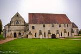 <center>Abbaye de Noirlac. </center> Bâtiment des convers avec le cellier. Le cellier servait à la conservation des denrées. Le bâtiment était solide, faiblement ouvert à la lumière et particulièrement sain. On y conservait le grain, les fruits et le vin.