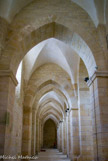 <center>Abbaye de Noirlac. </center> L'église abbatiale. Colatéral droit, avec des arcs surbaissés pour résister à la poussée latérale due au cloitre.