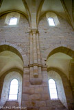 <center>Abbaye de Noirlac. </center> L'église abbatiale. La simplicité des lignes s'ajoute à la blancheur de la pierre pour mettre en valeur la beauté de l'architecture et la sérénité du lieu.