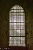 <center>Abbaye de Noirlac. </center> Les vitraux. C’est en 1975 que fut proposé à l’artiste Jean-Pierre Raynaud de dessiner les vitraux de l’abbatiale et du réfectoire. Rejoignant l’idéal cistercien dans le refus de tout artifice et le complet dénuement, l’artiste réussit ici à donner pleinement vie aux baies et rosaces de l’abbaye de Noirlac. 
En parfaite symbiose avec le maître-verrier Jean Mauret, Jean-Pierre Raynaud a vaincu la monotonie des espaces en intégrant dans des ouvertures de dimensions inégales un jeu de lignes droites et de carré.