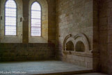 <center>Abbaye de Noirlac. </center> L'église abbatiale. Remarquez les vitraux de style contemporain qui restent fidèles à l'esprit des origines dans leurs graphismes et leurs transparences.