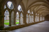<center>Abbaye de Noirlac. </center> Le cloître. Les galeries ouest et nord sont flanquées d'arcades surmontées d'oculi.
