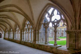 <center>Abbaye de Noirlac. </center> Le cloître. Les galeries est et sud sont plus fouillées, elles ont de belles voûtesd'ogives et une riche ornementation., des culs-de-lampes décorent la retombée des arcs.