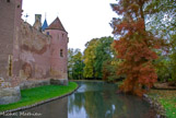 <center>Château d'Aynay-le-Viel. </center> En 1213, Pierre de Barres devient seigneur d'Ainay-le-Vieil. Il appartient à une famille de chevaliers qui se couvrent de gloire à la bataille de Bouvines en sauvant Philippe-Auguste. Le 14 décembre 1467, Louis de Belleville, chambellan de Louis XI, et sa femme Marguerite de Culant, qui avaient racheté le château d'Ainay-le-Vieil à Jacques Cœur, le vendent à messires jean et Charles de Chevenon, écuyers et seigneurs de Bigny. Aujourd'hui, le château appartient toujours aux descendants de la famille de Bigny.