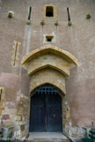 <center>Château d'Aynay-le-Viel. </center> On admirera particulièrement le châtelet d'entrée qui intègre tous les éléments de défense classique : grands arcs de l'assommoir, passage de herse et ceux des bras d'un pont-levis vraisemblablement postérieur à la construction.