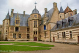 <center>Château d'Aynay-le-Viel. </center> Deux corps de bâtiment adossés aux courtines, de style gothique italianisant (12° au 16°), composent le logis restauré au siècle dernier par l'architecte Chauvet et d'inspiration pré-Renaissance. Il s'organise à partir d'une tourelle d'escalier qui présente des analogies avec la célèbre tour du Lion de Meillant.