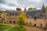 <center>Château d'Aynay-le-Viel. </center> Le corps de garde. Sa gracieuse demeure Renaissance de style gothique flamboyant est protégée par une imposante forteresse du 14°. Ses jardins comportent une roseraie (environ 180 variétés), une île de forme carrée, ancien potager du château et des chartreuses (structures architecturales rares en France)