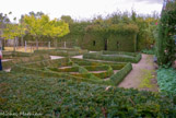 <center>Les Chartreuses des Montreuils. </center> Ce type d'architecture est très semblable à celle du Potager du Roi à Versailles créé par le jardinier La Quintinie pour le Roi Louis XIV, grand amateur de fruits. Le jardin de méditation avec ses parterres de buis.