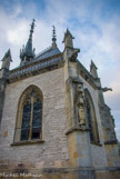 <center>Château de Meillant. </center>La chapelle du 16° ornée d'un magnifique retable et de remarquables vitraux, aux contreforts sumontés de pinacles.