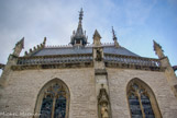 <center>Château de Meillant. </center>La chapelle du 16° ornée d'un magnifique retable et de remarquables vitraux, aux contreforts sumontés de pinacles.