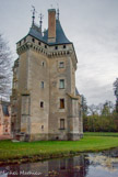 <center>Château de Meillant. </center>Façade sud très austère, birdée de douves, avec des tours, sans chemein de ronde mais qui ont conservées leurs archères.