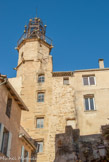 Le beffroi. De l'édifice seul subsiste le beffroi. Le beau campanile qui le surmonte fut forgé en 1577 par le ferronnier carpentrassien Nicolas Calis.