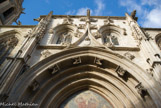 <center>La cathédrale Saint-Siffrein </center>Oeuvre de Biaise Lecuyer (vers 1470-1480), c'est un bel exemple de gothique flamboyant avec son gable orné d'exubérants crochets de feuilles de choux et de la fameuse boule aux rats (symbole du monde dévoré par l'hérésie), et ses pinacles élancés. On aperçoit les deux fenêtres qui éclairent la salle du chapitre.