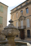 <center>La cathédrale Saint-Siffrein </center>Au n° 43, l'hôtel Tillia d'Olonne (1743); On y trouve aussi, au n° 33, l'hôtel Ripert d'Alauzier du XVIIe s., remanié au XIXe s., et au n° 3, une porte XVIIe s.