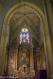 <center>La cathédrale Saint-Siffrein </center>La nef, à six travées, est flanquée de chaque côté de chapelles logées entre les contreforts.