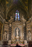 <center>La cathédrale Saint-Siffrein </center>Chapelle de la vierge. Statue de la Vierge, XIXe. Colonnes torses pour accrocher la lumière, fronton interrompu surmonté de deux petits angelots, hors de l'oeuvre, tout est caractéristique de l'art baroque.