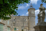 <center></center><center> Lussan.</center> Château construit aux 15e et 16e siècles, remanié à diverses reprises, en particulier au 17e siècle. L'édifice présente un plan carré avec quatre tours d'angle circulaires.