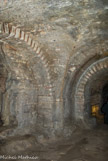 <center>Les cryptoportiques</center>La travée N., barrée par les fondations du temple du forum, a été doublée au IVe s. par une nouvelle galerie voûtée d'arêtes à claveaux de brique.