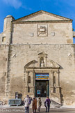 <center><center>L'église Saint-Anne. </center></center><center>L'église Saint-Anne. </center>Construite entre 1621 et 1629 en style gothique méridional. Autrefois église paroissiale du centre ville, l’église Sainte-Anne oppose sa sobre façade, à celle, richement décorée, de Saint-Trophime.