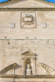 <center>Chapelle St Anne</center><center>L'église Saint-Anne. </center>Sous le fronton triangulaire surbaissé à corniche à modillons, on peut remarquer deux blasons, martelés à la Révolution, qui portaient l'un les armes de France (Louis XIII ayant, lors de sa visite à Arles le 30 octobre 1622, fait un don de 15 000 livres pour sa reconstruction), l'autre les armes de la Ville ; au-dessus du portail d'entrée un niche abritait une statue de la Vierge remplacée par un buste de Minerve lors de l'instauration du musée lapidaire.