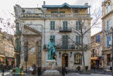 <center>Place du Forum</center>En hiver. Hôtel Nord-Pinus et statue de Mistral entourée d'une grille dont les barreaux sont en forme de trident des gardians (ficheiroun).