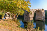 <center>Le pont romain Amboix </center>Les crues du fleuve furent également responsables de la destruction de plusieurs arches. Ainsi, alors qu'il en compta