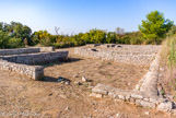 <center>Oppidum d'Ambrussum </center>Une habitation (maison A). Les habitations visibles sur la colline datent de la seconde moitié du Ier s. ap. J.-C. et ont été abandonnées au début du lie s., en même temps que le reste de l'oppidum.