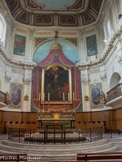 <center></center><center> Eglise de la Madeleine </center> L'autel avec son décor de faux marbre entouré de ses stèles de noyer.