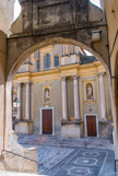 <center></center><center>Eglise Saint-Michel.</center> La façade, surélevée de quelques gradins au-dessus du parvis, a été réalisée au XIXe siècle dans le style baroque en usage au XVIIe siècle.