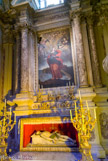 <center></center><center>Eglise Saint-Michel.</center> La chapelle sainte Dévote appartint à la famille Grimaldi et fut construite en même temps que l'église. Le tableau du retable (fin XVIIe siècle et d'après Bassano) représente la sainte-patronne de la Principauté et de la famille régnante avec en arrière-plan le Rocher de Monaco.