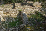 <center></center><center>L'oppidum de Nages ou oppidum des Castels</center> Dès le 3ème siècle avant notre ère, les Volques mettent en place leur maillage et édifient l'oppidum de Nages (tout comme d'autres oppidas). Une partie des quatre enceintes successives de l'oppidum, érigées entre 290 avant JC et 10 après JC, a été dégagée. L'enceinte de pierres plates, les tours de guet et de défense ont été largement restaurées. Elles abritent des rues en damier, des maisons d'habitation, des magasins et un fanum (petit temple) construits à partir de 70 avant JC. Hélas détruit par un incendie au début du 1er siècle de notre ère, ce temple est la preuve d'une dévotion certaine.