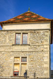 <center></center><center>  Château de Caveirac  </center> Les particularités de ce petit Versailles sont 4 tours, 5 à l'origine dont deux seules subsistent au début du XXIe siècle avec leurs toitures à pavillon pointues à la française recouvertes de tuiles vernissées très colorées à la mode bourguignonne vers 1650