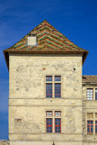 <center></center><center>  Château de Caveirac  </center> Les particularités de ce petit Versailles sont 4 tours, 5 à l'origine dont deux seules subsistent au début du XXIe siècle avec leurs toitures à pavillon pointues à la française recouvertes de tuiles vernissées très colorées à la mode bourguignonne vers 1650