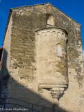 <center></center><center>Saint-Donat-sur-l'Herbasse. </center> La chapelle des évêques. Construit au XIIe siècle, le bâtiment sert d’oratoire aux évêques de Saint-Donat. Il est alors situé à l'entrée du prieuré, seule voie d’accès aux bâtiments des chanoines et à l’église. L’abside de la chapelle est semi-circulaire. Elle repose sur une colonnette à chapiteau.