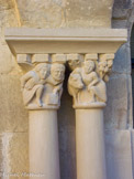 <center></center><center>Saint-Donat-sur-l'Herbasse. </center>Le cloitre de la collégiale. Côté est, les chapiteaux furent refaits récemment par un sculpteur contemporain.