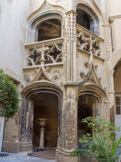 <center></center><center>Romans-sur-Isère. </center> Le gothique flamboyant fleurit aux abords de la collégiale. Dans la cour intérieure, un escalier à vis, élégant témoin du gothique flamboyant, dessert les étages et le donjon.