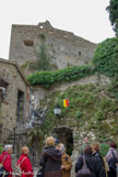 <center>Le château de Roquebrune-Cap-Martin.</center>Construit sur un rocher de poudingue tertiaire, il domine la place des Deux Frères. Appelé aussi château Grimaldi, c'est une fortification médiévale édifiée, à la fin du Xe siècle, par Conrad Ier, comte de Vintimille, pour empêcher les Sarrasins de s'établir à nouveau dans la région.
